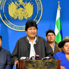 El presidente de Bolivia, Evo Morales (2-i), habla durante una breve comparecencia este domingo en el hangar presidencial de El Alto (Bolivia).-EFE