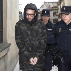 El acusado, acompañado por dos Policías Nacionales.-ICAL