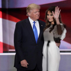 Donald y Melania Trump, tras el discurso de la esposa del magnate, el lunes en la convención republicana de Cleveland.-