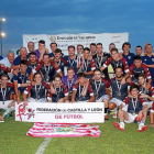 Los campeones del Trofeo Diputación posan con los técnicos, directivos y organizadores, ayer en Matapozuelos.-REYES MOYANO
