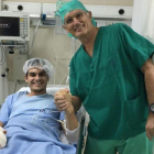 El doctor Xavier Mir junto a Bruno Hortelano.-EL PERIÓDICO