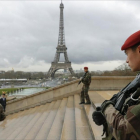 Soldados franceses patrullan por los alrededores de la Torre Eiffel.-REUTERS / PHILIPPE WOJAZER