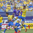 Peña intenta despejar ante Las Palmas, en su último partido.-Photo-Deporte