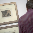 Un hombre contempla algunos de los grabados de la exposición.-TEO SANCHO