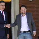 Pedro Sánchez recibe a Pablo Iglesias en el palacio de la Moncloa en la primera ronda negociadora, el 5 de mayo.-DAVID CASTRO