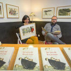 Mercè López y Ángel Domingo, ayer en El Lobo Feroz junto a ilustraciones y varios ejemplares del cuento.-MIGUEL ÁNGEL SANTOS