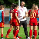 El seleccionador español de la sub-19 femenina Pedro López felicita a sus jugadoras tras la victoria frente a Bélgica.-PAUL REID (EFE)