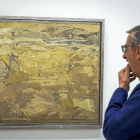 Rafael del Valle contempla una de las obras de la muestra.-MIGUEL ÁNGEL SANTOS