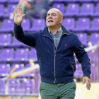 Luis César da una orden durante un partido del Real Valladolid en Zorrilla.-J.M. LOSTAU