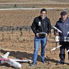 David Francés y Jerónimo Contreras, muestran los drones que sobrevuelan el viñedo de Castillejo de Robledo .-MARIO TEJEDOR