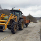 Un tractor circula por una carretera comarcal-El Mundo