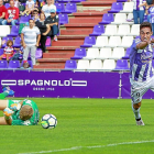 Mata, tras el autopase ante la salida del meta Kieszek que dio origen al tercer gol del Valladolid, ayer, en Zorrilla.-J. M. LOSTAU