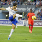 Javi Moyano despeja el balón en el Tenerife - Barcelona B de la pasada temporada.-La Opinión