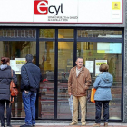 Desempleados ante una oficina del Ecyl en una foto de archivo.-ICAL