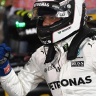 Valtteri Bottas celebra, puño en alto, en Baréin, su primera 'pole' con Mercedes.-
