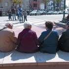 Jubilados tomando el sol en Lloret.-JOAN CASTRO