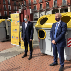 Ángel Hervella, de Ecoembes (izquierda), y Alberto Palomino (derecha) posan delante de los nuevos contenedores amarillos que se instalarán en la ciudad.- E. PRESS