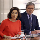 La vicepresidenta del Gobierno y ministra para la Administración Territorial, Soraya Sáenz de Santamaría, junto al portavoz y ministro de Educación, Cultura y Deporte, Íñigo Méndez de Vigo.-EFE