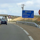 Foto de archivo de una carretera con la señalización del límite de velocidad hasta 100 kilómetros por hora.-E. M.