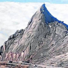 Eufóricos 8Cinco turistas celebran desnudos el ascenso al Kinabalu.-