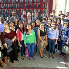 Estudiantes extranjeros posan con el alcalde y con José Ramón González en el balcón del Ayuntamiento.-J.M.LOSTAU