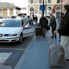 Un viajero se dispone a coger el taxi en la parada de la estación de trenes.-E.M.