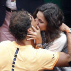 Rafael Nadal besa a Xisca Perelló, en el 2016, tras conquistar el torneo de Montecarlo.-AFP
