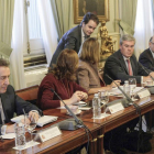 José Antonio de Santiago-Juárez, en primer término, en la reunión a la que acudieron la vicepresidenta, Sáenz de Santamaria, y el ministro Cristóbal Montoro.-ICAL