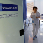 Una enfermera visita a los pacientes de la Unidad de Ictus del Hospital Clínico de Valladolid. | E.M.