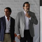 José María Aznar y Mariano Rajoy, en Madrid.-JUAN MANUEL PRATS