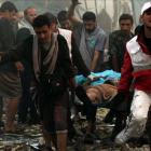 Equipos de rescate se llevan en camilla a una de las víctimas del bombardeo.-AFP / MOHAMMED HUWAIS