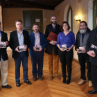 El presidente de la Diputación, Francisco Vázquez, y la directora del Instituto de la Cultura Tradicional Segoviana, Sara Dueñas, presentan el libro 'Maestros y estilos de la dulzaina en Segovia'-Ical
