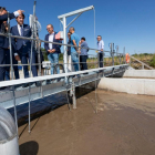 El consejero de Fomento y Medio Ambiente, Juan Carlos Suárez-Quiñones, presenta las instalaciones de la Estación Depuradora de Aguas Residuales.-R. VALTERO / ICAL