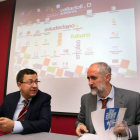 El coordinador del Área de Presidencia del Ayuntamiento de Valladolid, Fernando Rubio (I), y el subdirector general de Fomento de la Innovación Empresarial, Luis Cueto-Ical