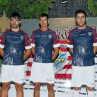 Jugadores del Atlético de Tordesillas presentan ayer la nueva equipación alusiva al Toro de la Vega.-J. M. LOSTAU