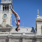 Andrés Martínez salta durante una exhibición en la Plaza Mayor de Valladolid.-EL MUNDO