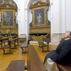 Una religiosa en la estancia en la que se conservan algunos de los cuadros del museo.-Pablo Requejo