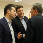 Reunión de la Mesa de las Cortes y de la Junta de Portavoces. De izquierda a derecha, el portavoz del Grupo Socialista, Luis Tudanca; el portavoz del Grupo Popular, Carlos Fernández Carriedo; y el popular Juan José Sanz.-ICAL