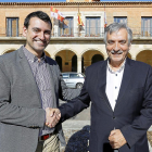 David Esteban y Artemio Domínguez se estrechan la mano frente al Ayuntamiento de Medina de Rioseco-J.M. Lostau