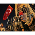 Soldados y partidarios del presidente Erdogán en la Plaza Taksim de Estambul.-AP / EMRAH GURAL