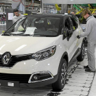 Línea de montaje del Renault Captur en la planta de Valladolid.-J.M.LOSTAU