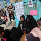 Familiares de los muertos durante las protestas en Bolivia esperan fuera del del Instituto de Investigaciones Forenses.-EFE