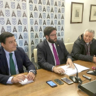 Sánchez Cabrera, flanqueado por los vicepresidentes Carlos García, a la izquierda, y Ángel Jiménez, a la derecha.-ICAL