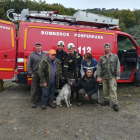 Los Bomberos rescatan a un perro que se había caído por una chimenea de 30 metros en Igüeña (León).-ICAL