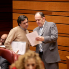 El procurador de Podemos Carlos Eduardo Chávez y el procurador socialista José Luis Aceves, conversan durante el Pleno de las Cortes de Castilla y León-ICAL