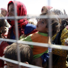 Una familia siria aguarda cerca de la frontera tras huir de su país.-Foto: EFE