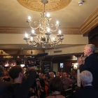 Corbyn habla a sus seguidores en un pub de Londres tras saber de su victoria en las primarias laboristas.-Foto: AFP / JUSTIN TALLIS