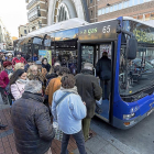 Un grupo de viajeros sube al autobús en la parada de la plaza de España para tomar la línea 15, una de las suprimidas.-E. M.