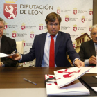 El presidente en funciones de la Diputación, Emilio Orejas, firma los convenios anuales con los Obispados de León y Astorga. Junto a él, los Vicarios de la Diócesis de León y de Astorga, Pedro Puente (D) y Marcos Lobato (I)-ICAL