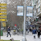 Señalización vertical en el Paseo Zorrilla que indica la ubicación de alguno de los hoteles de Valladolid.-J.M. LOSTAU